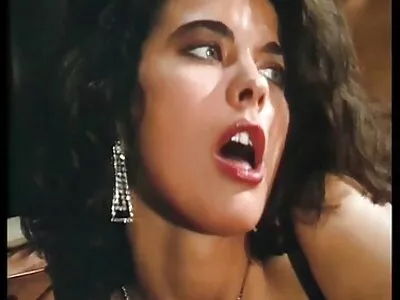 Rosa hårig brud fri sexfilm håller hennes bröst