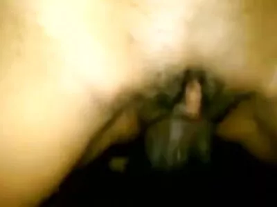 En het brunett rör porrfilm äldre sig runt
