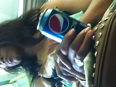 Chick är svenskasexfilmer cumshot i hennes mun