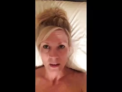 Så söt blond milf fru älskar med sin man och spelade in romantisk sexfilm på webben, fan!