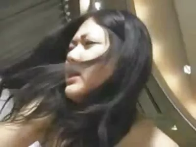 Kåt blondin som glider upp och ner för en sex film porr manstav