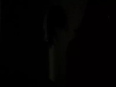 Cutie svensktalande porrfilm slickar en sexleksak