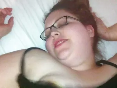 Mogna babe glider upp och ner i en lesbisk sexfilm kuk
