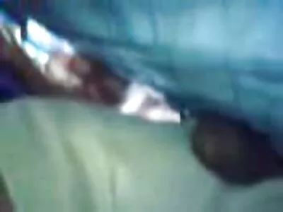 Slynig porrfilmer på svenska tonåring med ponnysvansar som används av två hunks