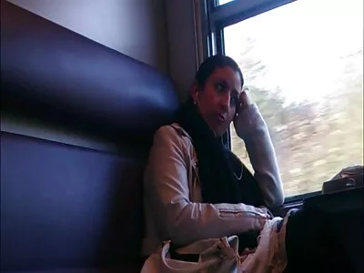 Eveline röker framför långa sexfilmer kameran