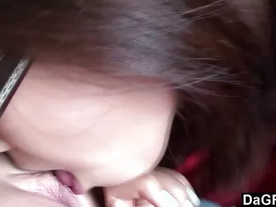 Cutie blir cumshot i porrfilm med äldre fitta