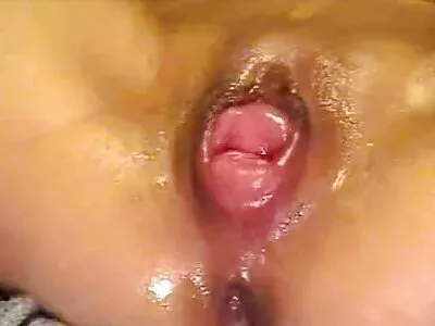 Tonåring svensksexfilm suger en stor dildo