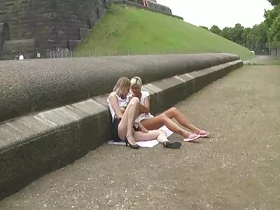 En mörkhårig wench blir naken av nöje japansk sexfilm