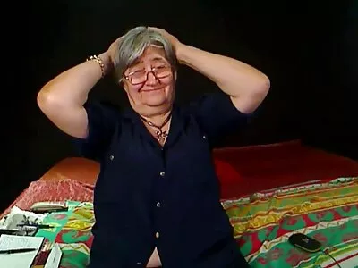 Hård fitta porrfilm med äldre kvinnor dunkande