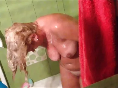 Brunett suger en mamma sexfilm kuk