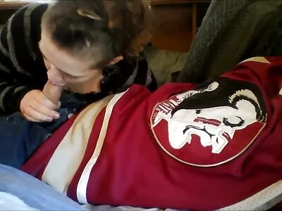 En slampa med röda läppar i strumpor retas och gratis amatör sex filmer poserar förföriskt