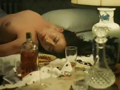 Brunetten porrfilm äldre tar av med leksaker