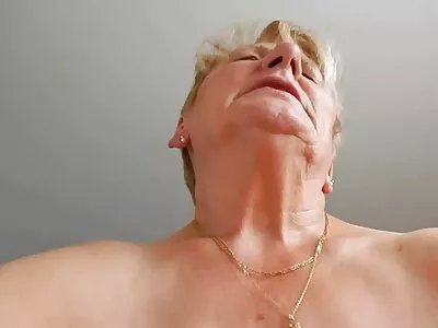 Sexig tjej visar rysk sexfilm fitta