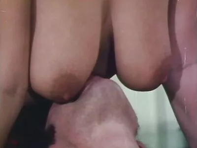 Ung kvinna gamla sexfilmer har lite kul