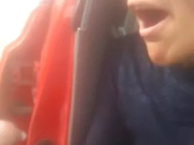 Brunett svensktalande porrfilm GF munkavle utomhus