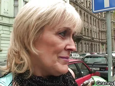 Söt brunett tar sex film gratis av sig bh: n
