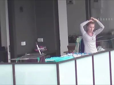 Ganska mogen blond flickvän satte en kille sexfilm por till filmade denna heta video, njut