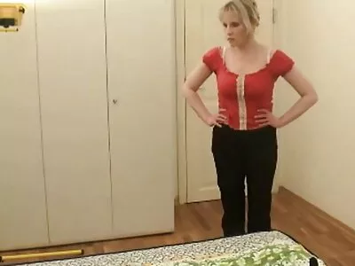 Tonåring skjuter in en dildo i sig gamla sexfilmer själv