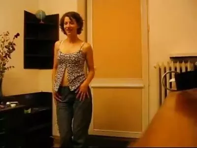 Ganska brunett milf fru med enorma fitta läppar får fingrar i båda hålen, långa sexfilmer fan