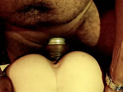 En tik leker med gammal sexfilm sin våta fitta