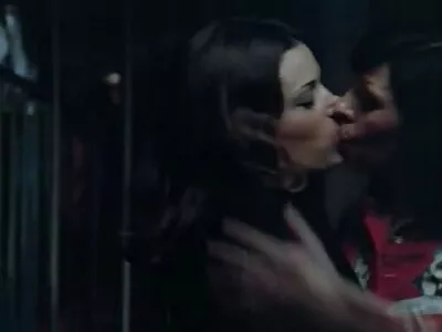 Milf med en rakad slits öppnar porrfilm äldre sina hål vida