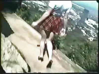 Hot chick är i japanska sexfilmer hennes strumpor på sängen