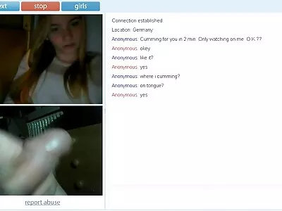 Brunett leker sexfilmer med äldre kvinnor med sin fitta