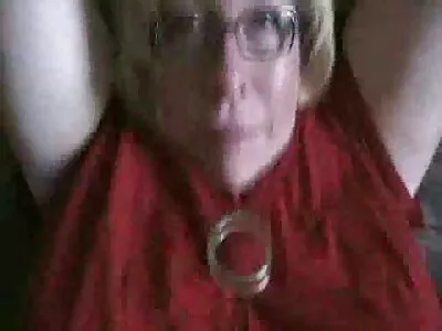 Söt blondin älskar att suga kuk i porrfilm äldre pov